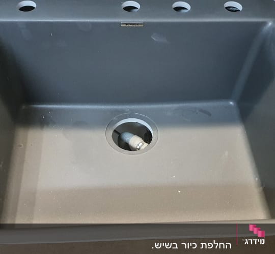 התקנת כיור מטבח אפור כהה במשטח שיש